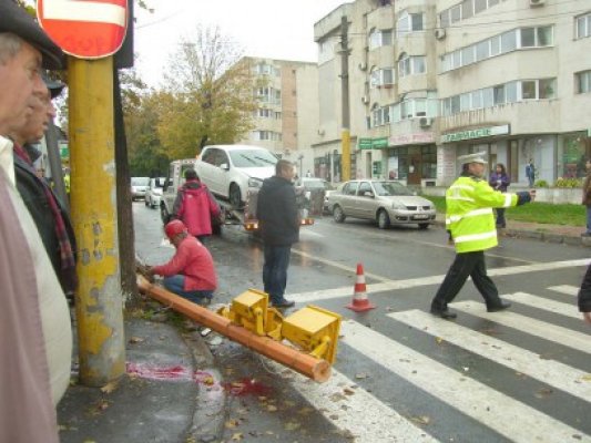 Tânăra accidentată în timp ce aştepta la semafor este tot în COMĂ PROFUNDĂ